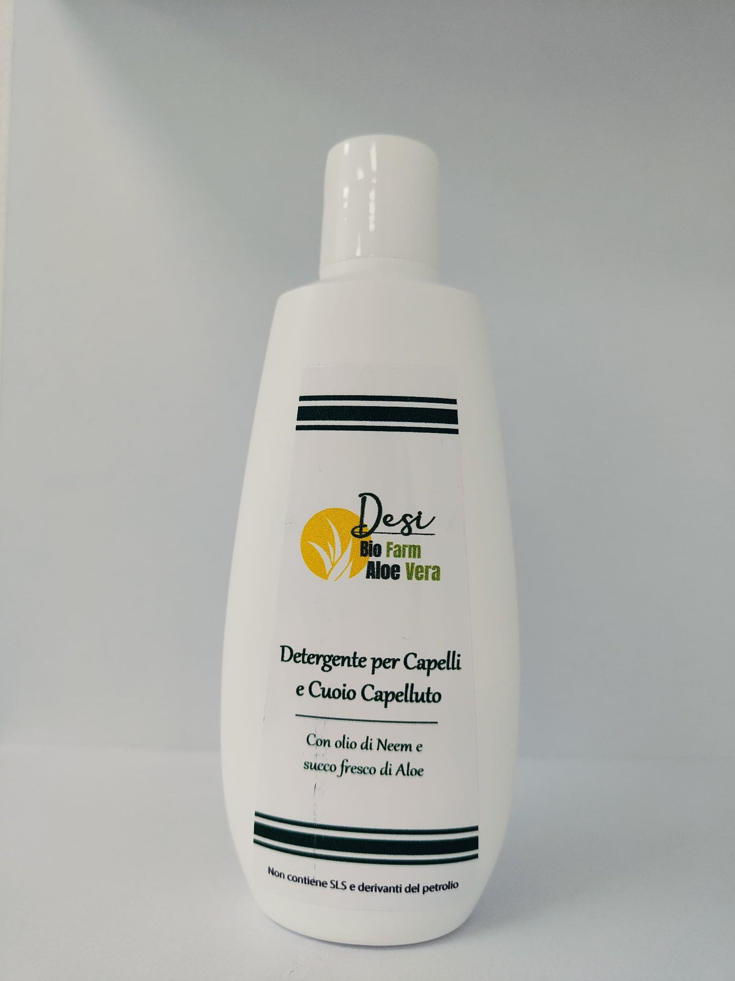 Detergente shampoo delicato 200 ml con Aloe, Neem e Tea Tree per la detersione quotidiana di cute e capelli.